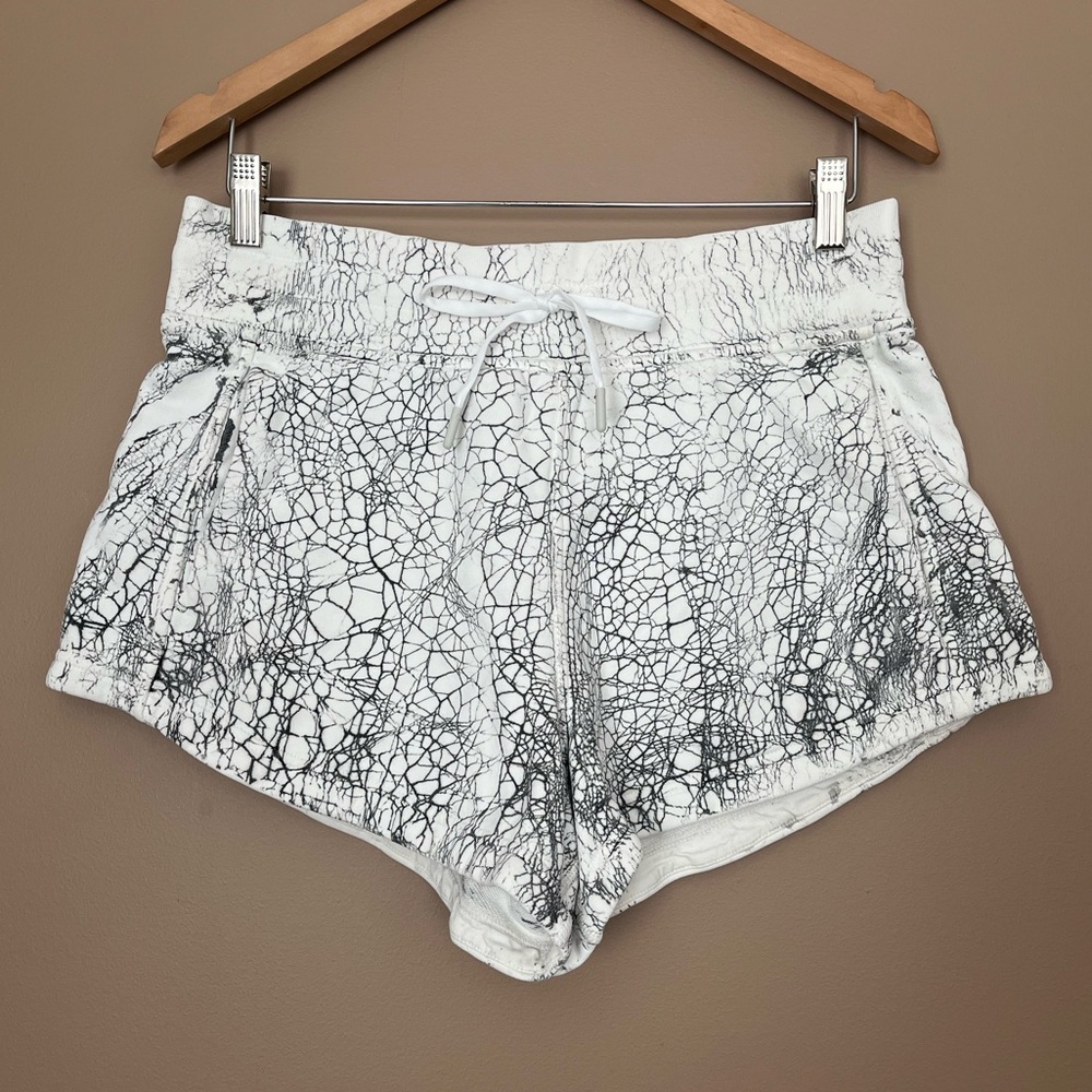 {Lululemon} Inner Glow High-Rise Short 3" in Thread Dye White Black - Women’s 8